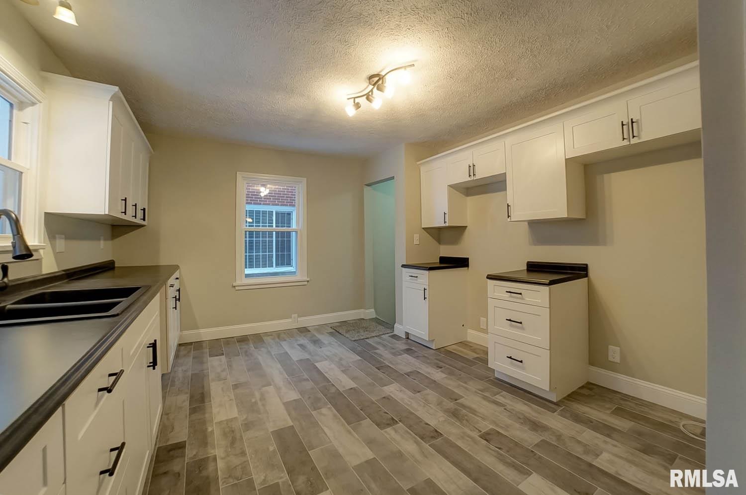 2037 South Walnut Street Springfield, IL 62704 - Photo 5 of 39