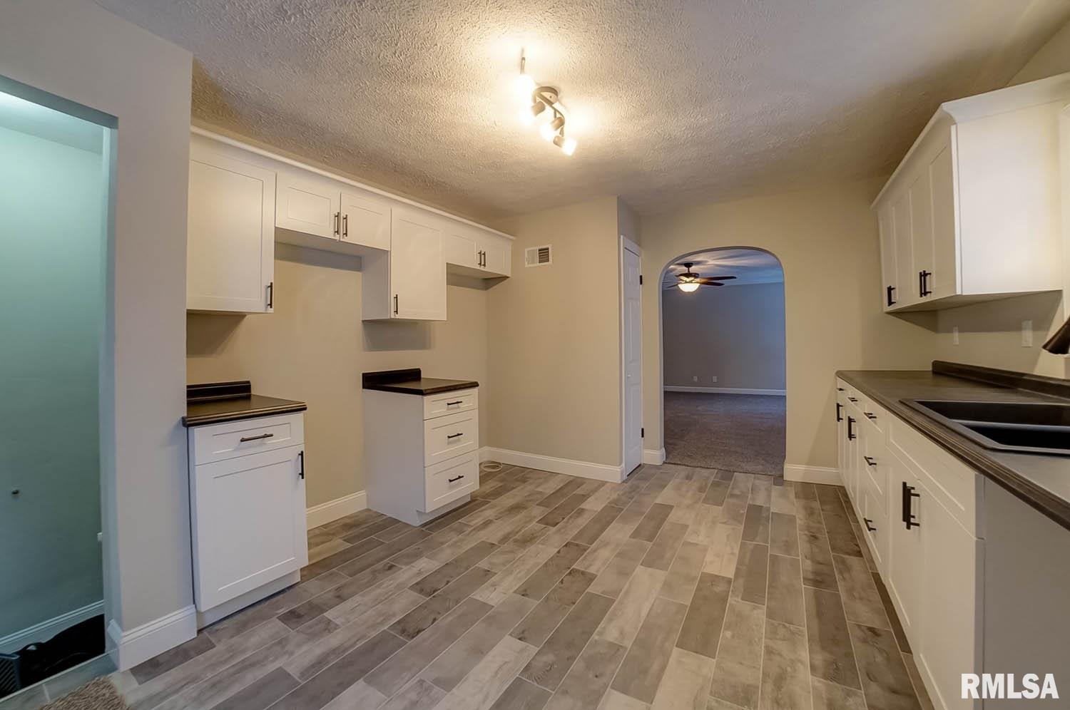 2037 South Walnut Street Springfield, IL 62704 - Photo 6 of 39