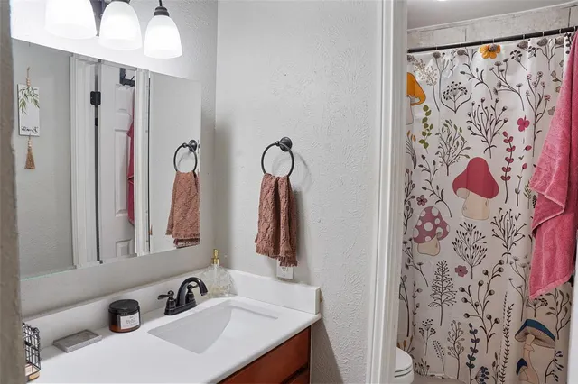 a view of a house with backyard