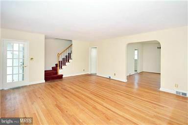 8110 Clyde Bank Road Baltimore, MD 21286 - Photo 5 of 22 Living Room