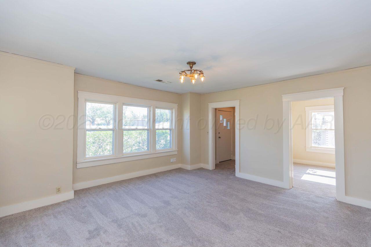 3713 Line Avenue Amarillo, TX 79106 - Photo 6 of 30 3713 line - living 2