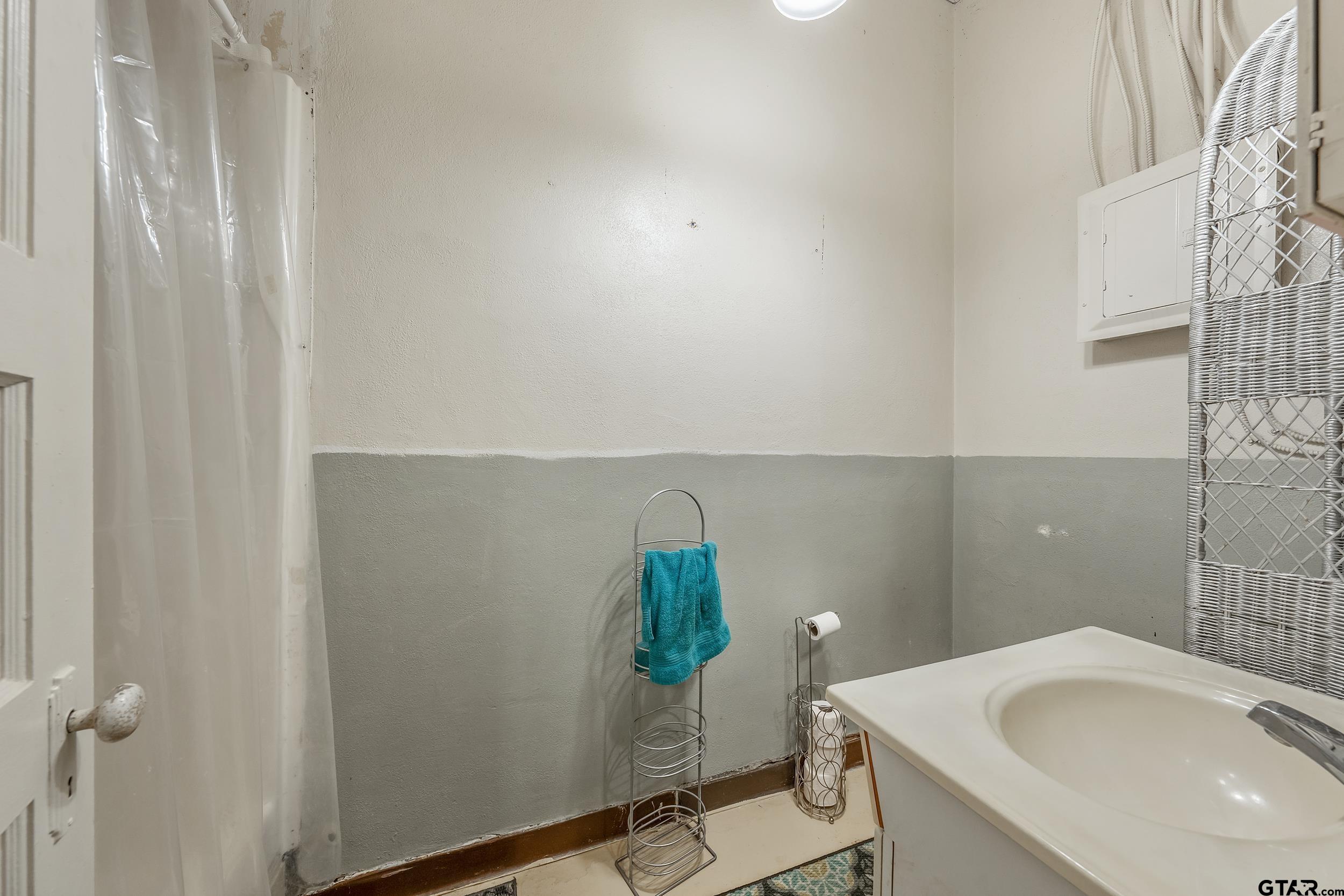 129 West 6th Street Rusk, TX 75785 - Photo 9 of 12 a bathroom with a sink and a tub