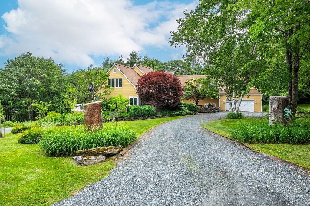 134 Chester Arthur Road Hartford, VT 05059 - Photo 4 of 32