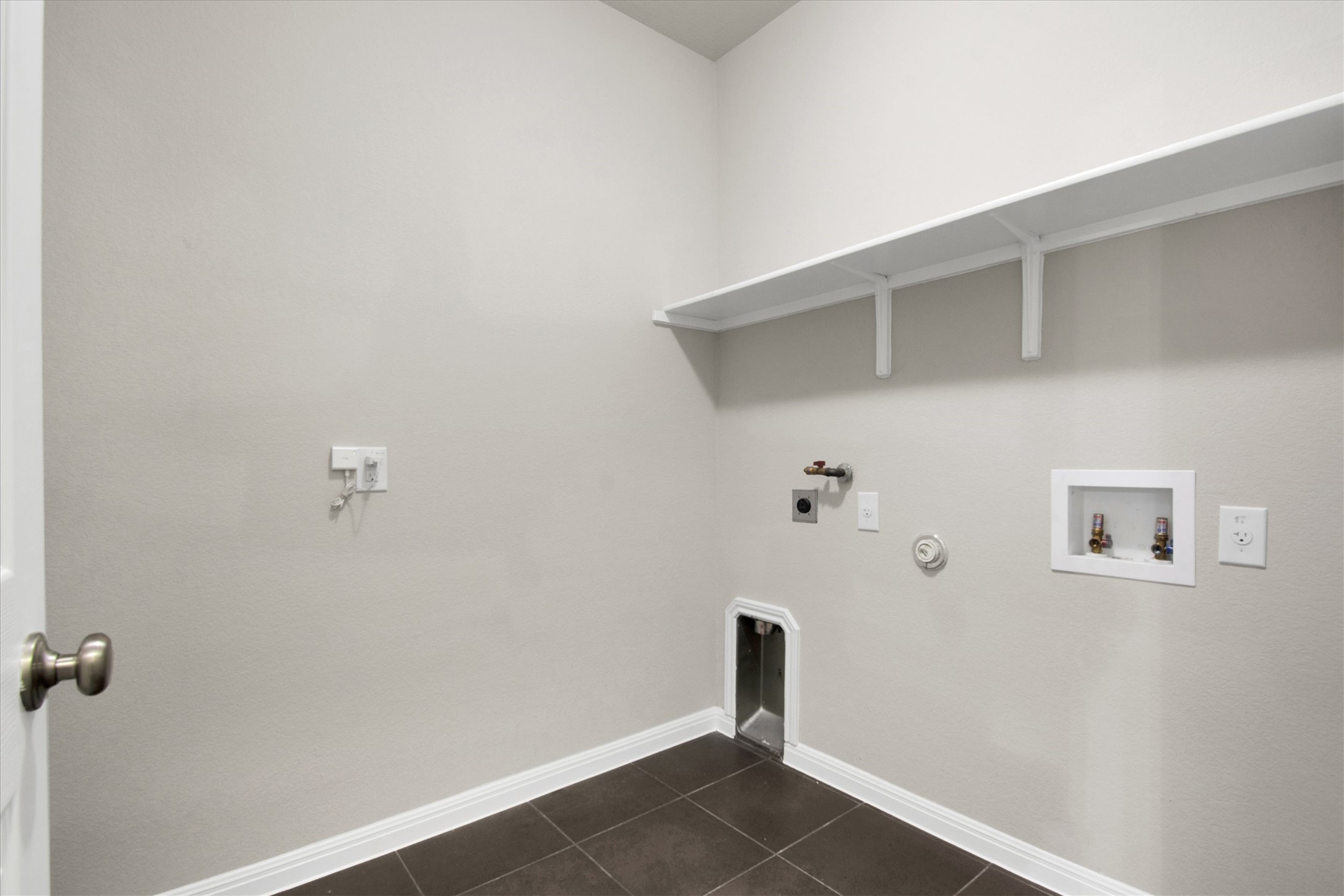 13601 Larrys Lane Manchaca, TX 78652 - Photo 32 of 40 Washroom featuring gas or electric dryer hookup, washer hookup, dark tile patterned floors