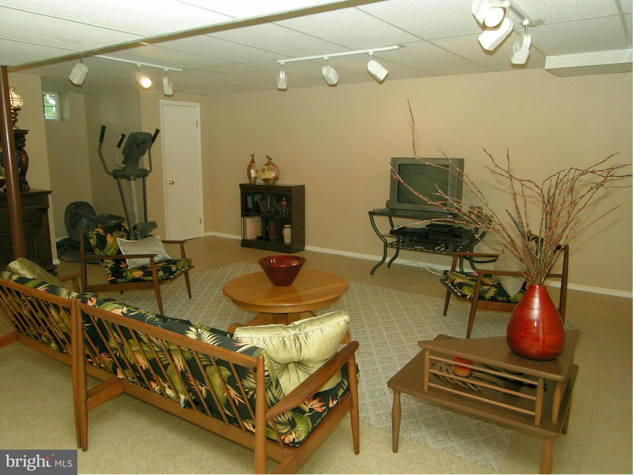 13909 Foxland Road Phoenix, MD 21131 - Photo 23 of 27 a room with gym equipment