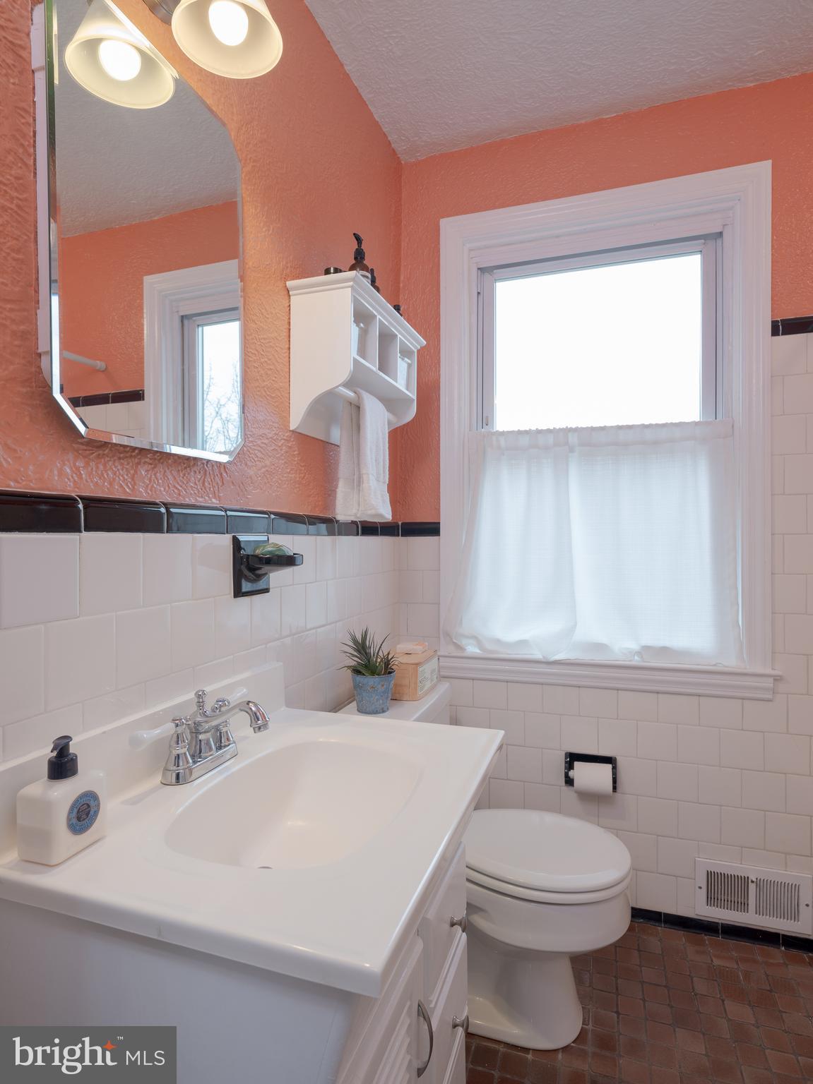 221 Overbrook Road Baltimore, MD 21212 - Photo 22 of 39 Upstairs bath