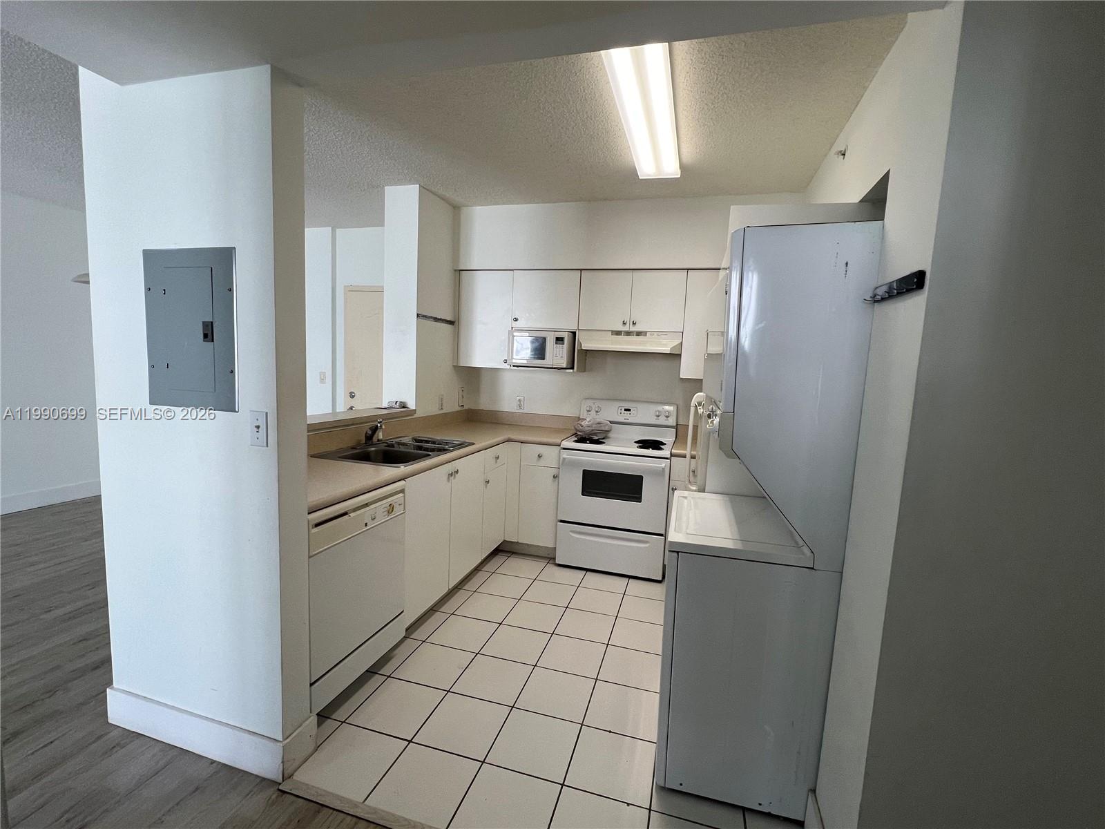 5091 Northwest 7th Street, Unit 1010 Miami, FL 33126 - Photo 4 of 28
