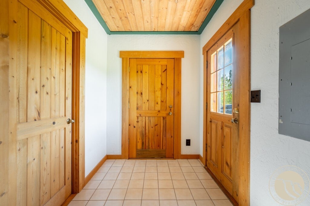74 Lower Luther Road Red Lodge, MT 59068 - Photo 18 of 29 Entry way