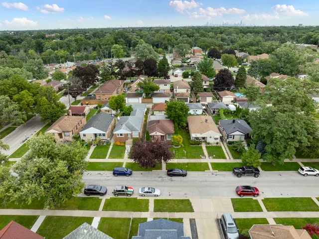 $294,000 | 2449 Leyden Avenue, River Grove, IL 60171