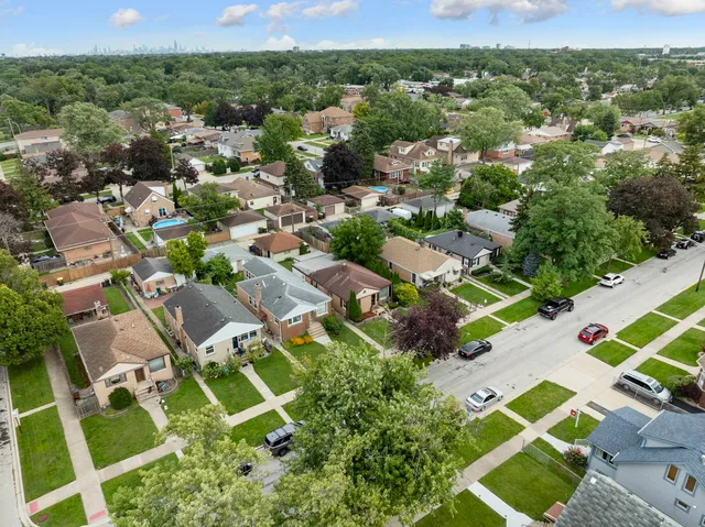 $294,000 | 2449 Leyden Avenue, River Grove, IL 60171