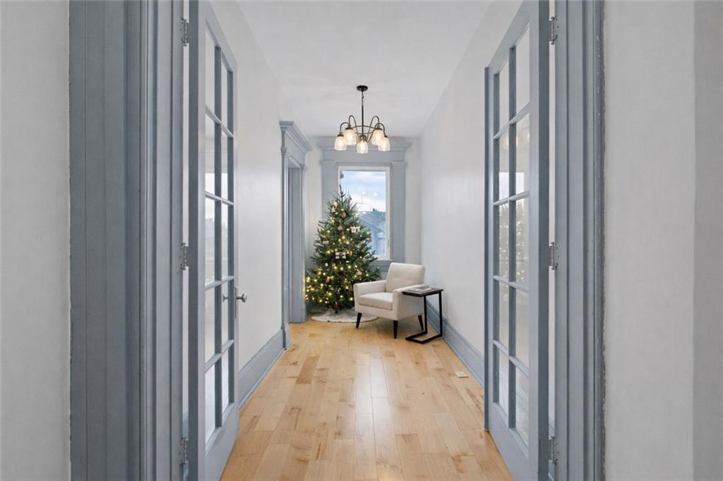 520 Knoll Street Pittsburgh, PA 15212 - Photo 2 of 47 a very nice looking room with a dining room