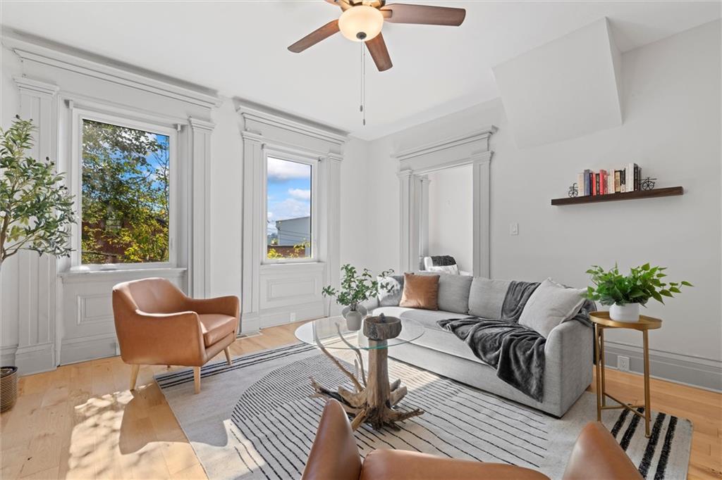 520 Knoll Street Pittsburgh, PA 15212 - Photo 4 of 47 a living room with furniture and windows