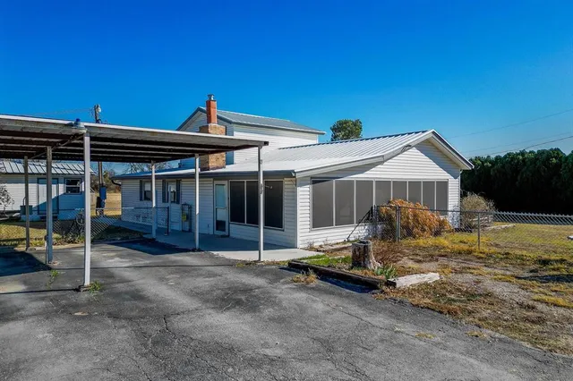 a view of a house with backyard