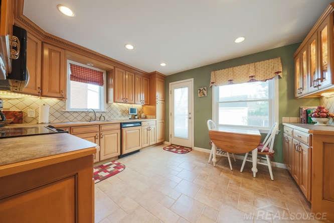 1660 Fairholme Road Grosse Pointe, MI 48236 - Photo 11 of 32 31339234-10.JPG