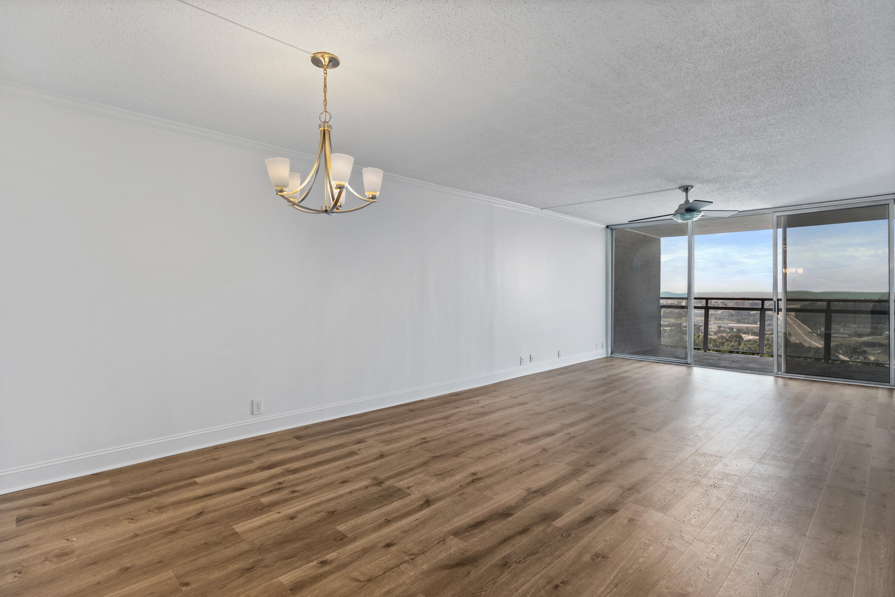 1131 Stringers Ridge Road, Unit 11G Chattanooga, TN 37405 - Photo 9 of 48 LIVING ROOM WITH DOWNTOWN VIEWS