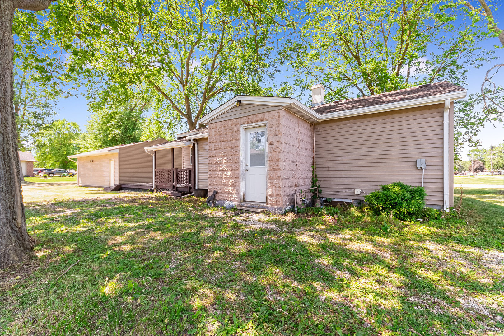 341 West Kennedy Road Braidwood, IL 60408 - Photo 3 of 15 a backyard of a house with plants and large tree