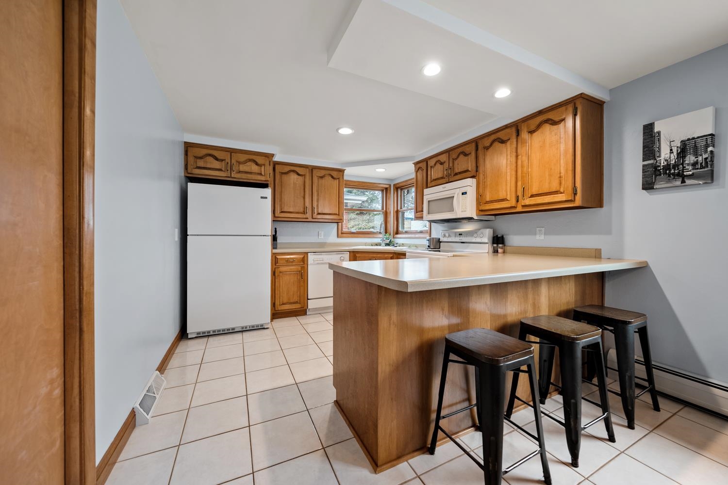 741 Parkview Road Green Bay, WI 54304 - Photo 5 of 30