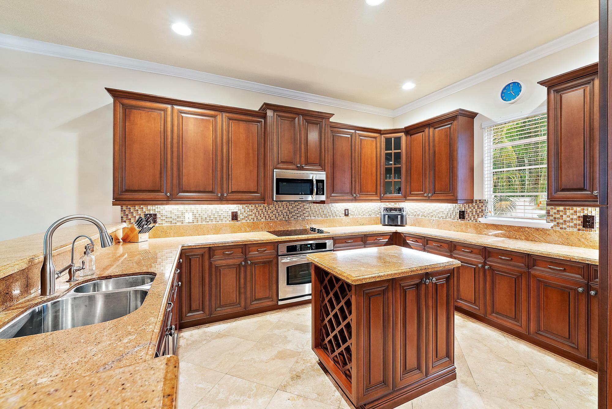 107 Via Poinciana Lane Boca Raton, FL 33487 - Photo 9 of 40 107 Via Poinciana Ln-12