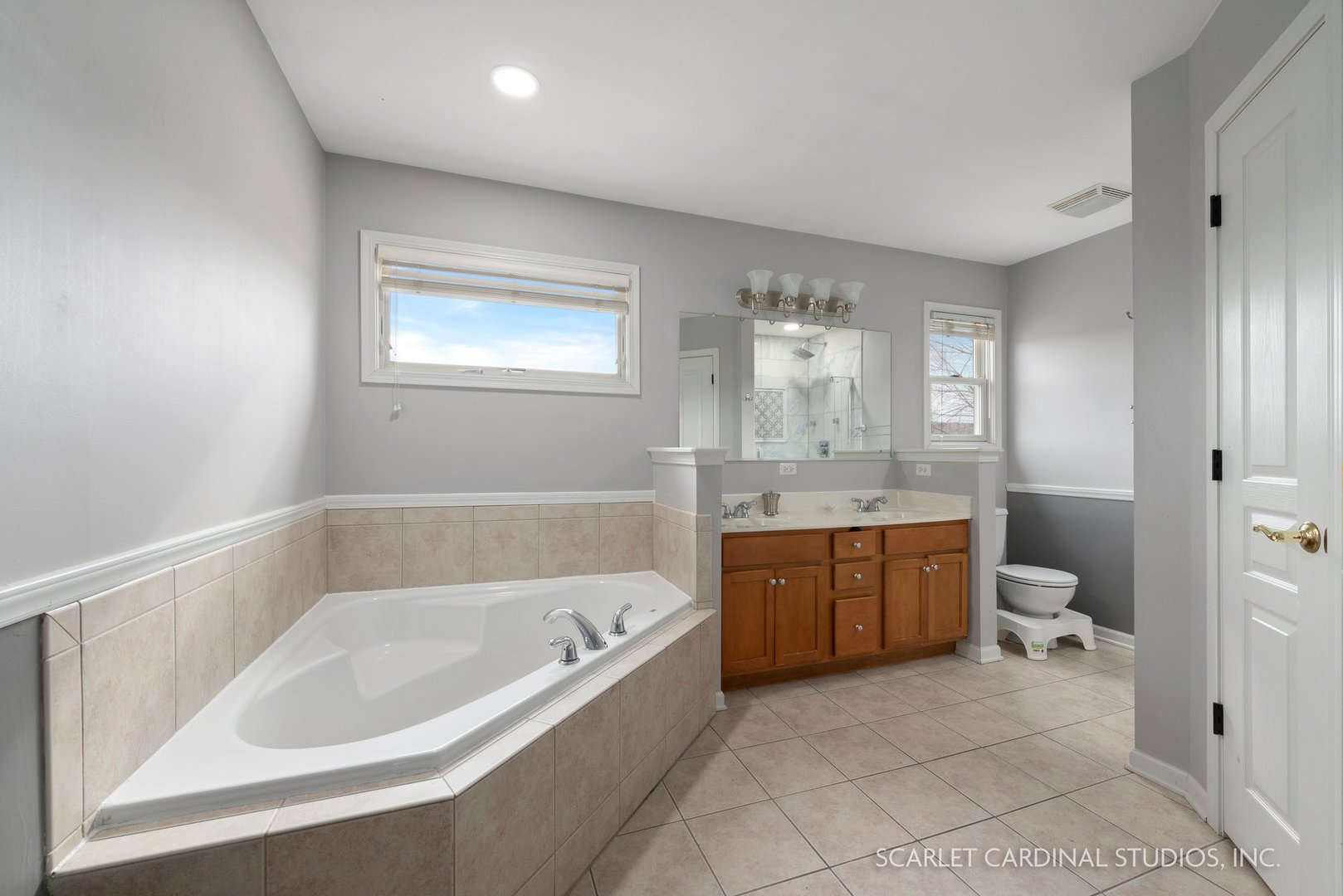 184 Prescott Drive Bartlett, IL 60103 - Photo 20 of 30 a bathroom with a bathtub sink and toilet