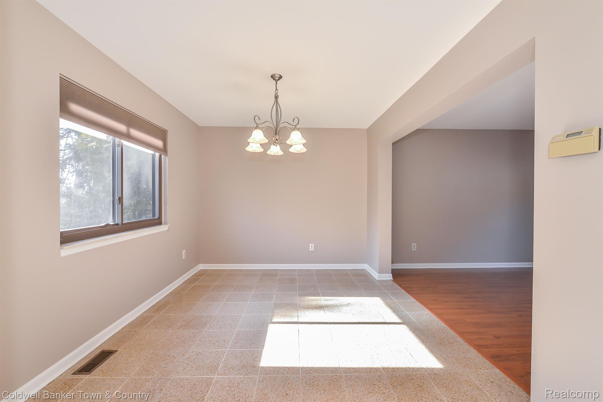 677 Glenwyth Road Brighton, MI 48116 - Photo 10 of 21 Dining Area