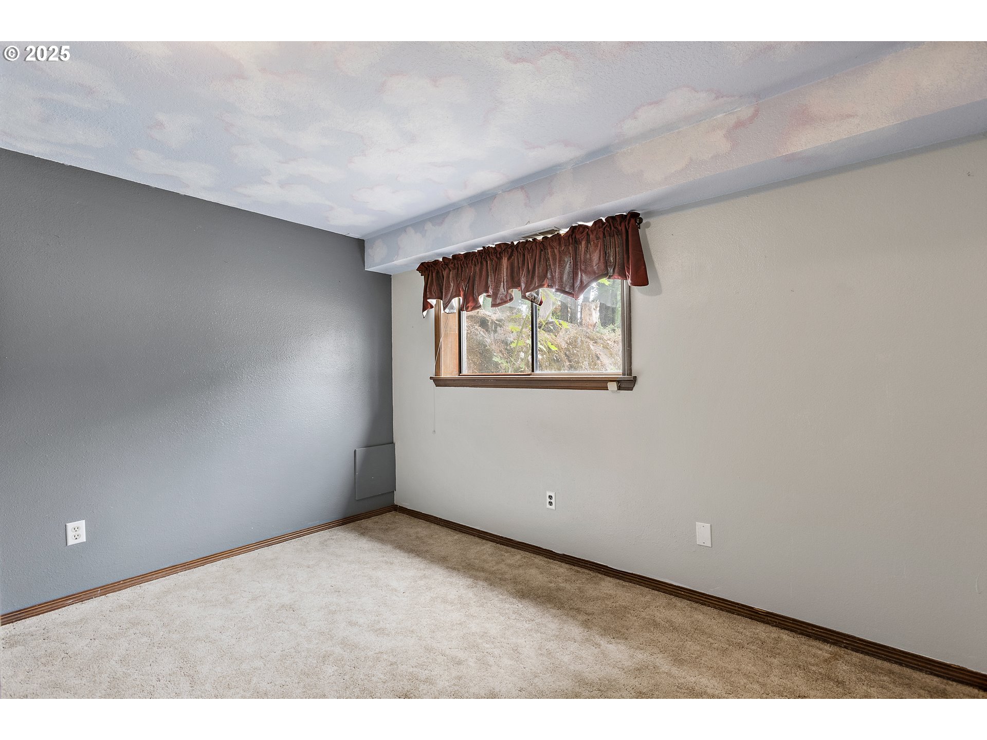 20154 Southeast Foster Road Damascus, OR 97089 - Photo 13 of 40 an empty room with windows