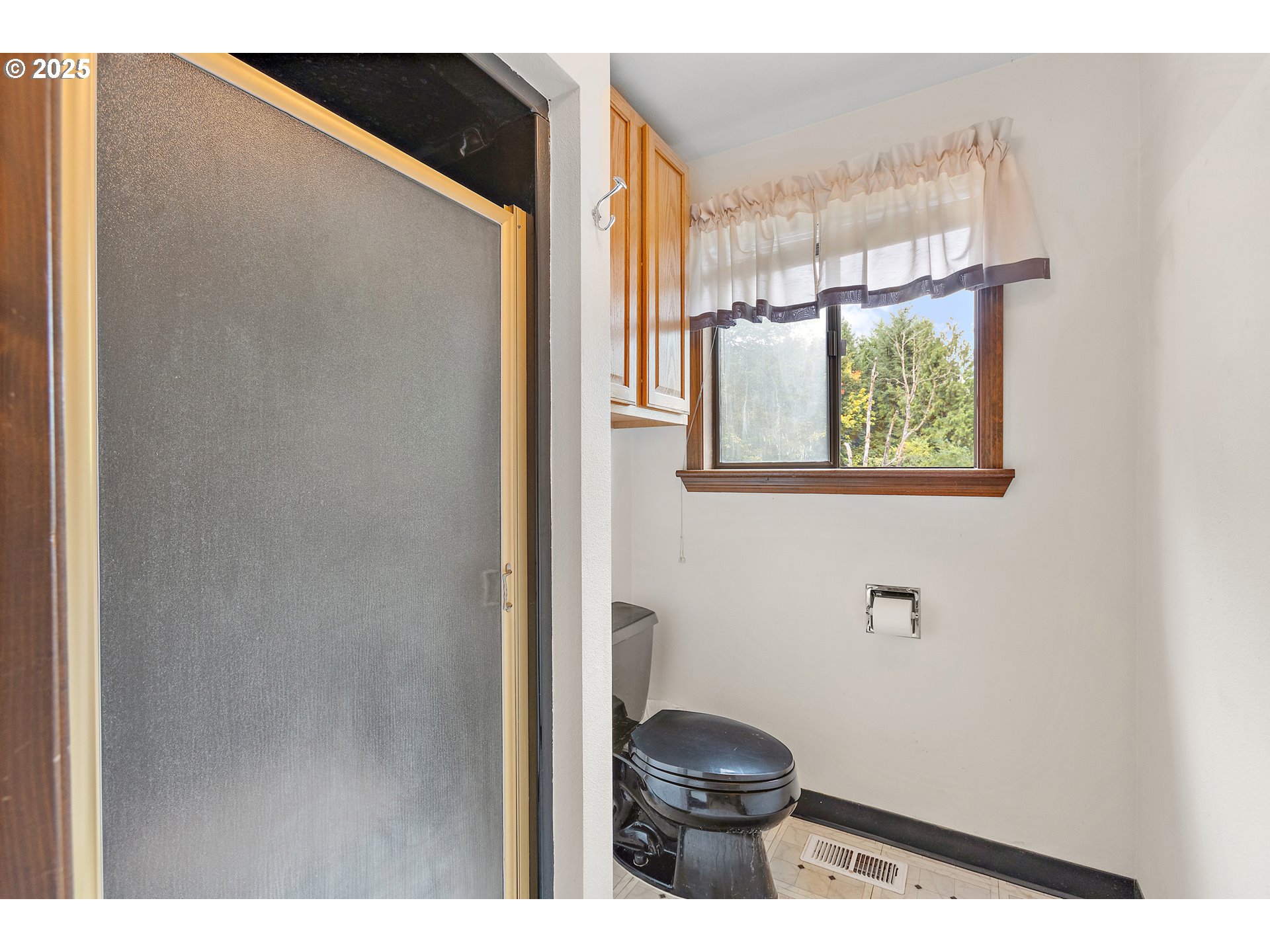 20154 Southeast Foster Road Damascus, OR 97089 - Photo 9 of 40 a bathroom with a toilet and a sink
