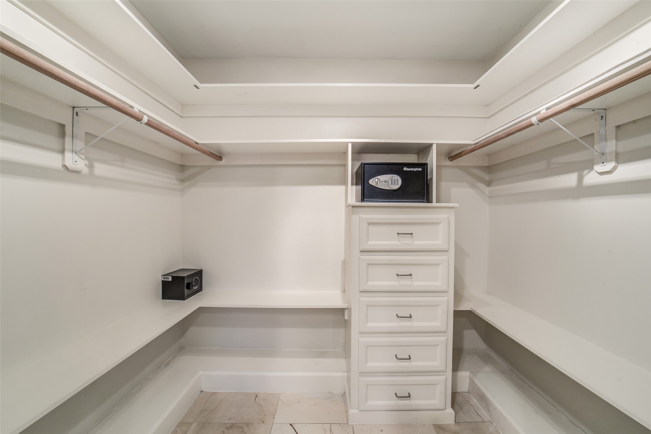 5322 Rutherglenn Drive Houston, TX 77096 - Photo 17 of 30 Great walk-in closet w/built-ins.