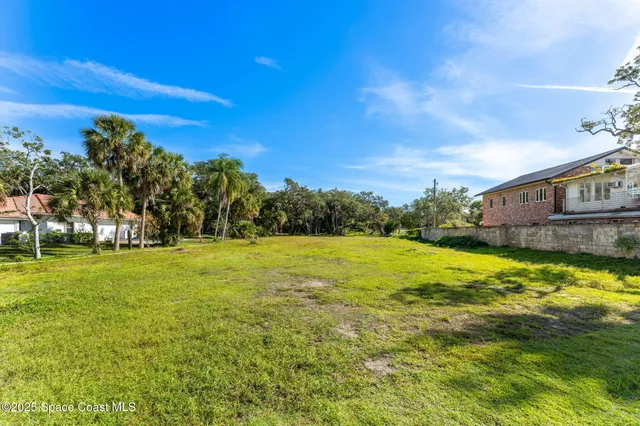 a view of a house with a big yard