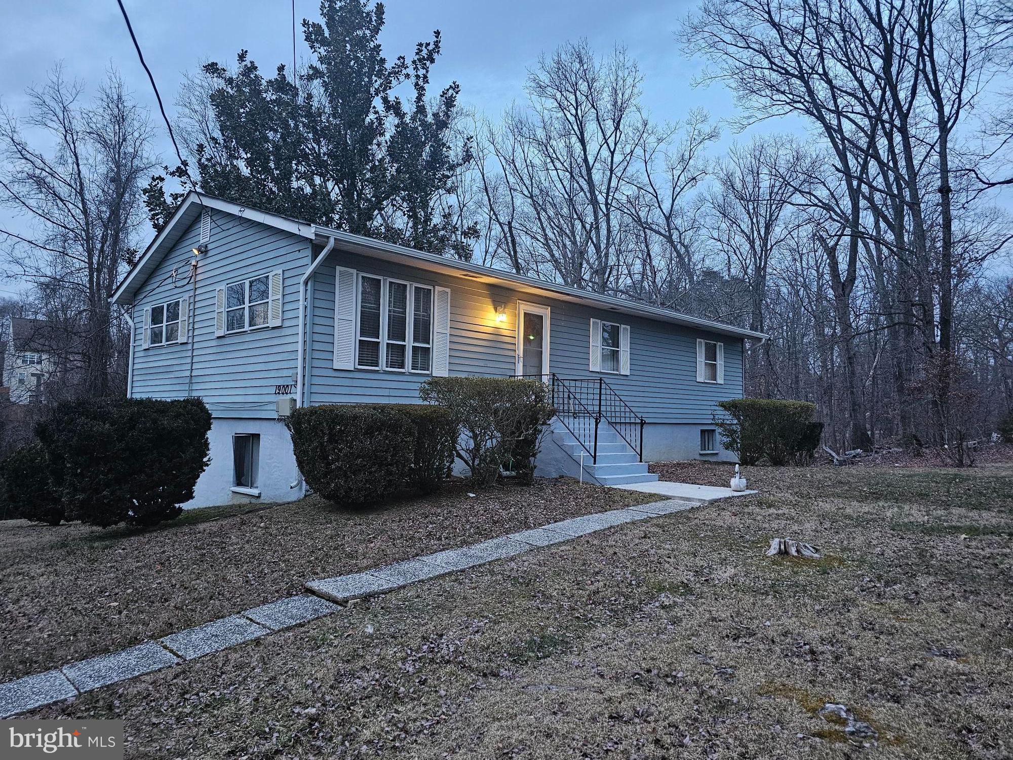 19001 Queen Drive Triangle, VA 22172 - Photo 2 of 22