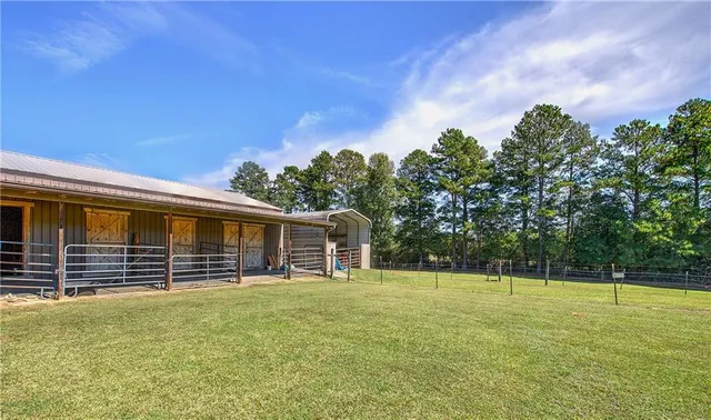 a view of a house with a backyard