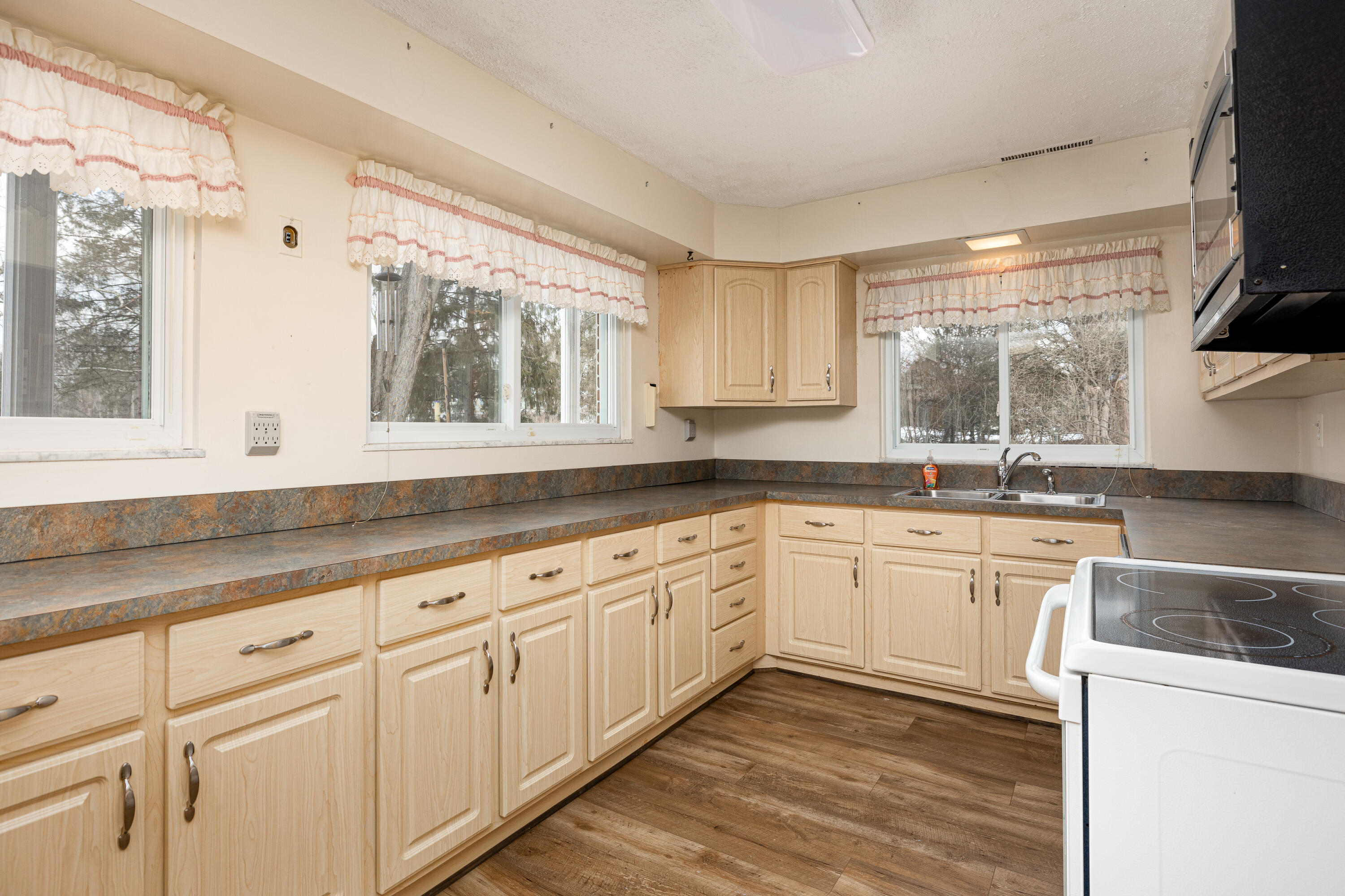 11081 Kelly Road Pinckney, MI 48169 - Photo 9 of 66 10 11081 Kelly Rd (23 of 49)