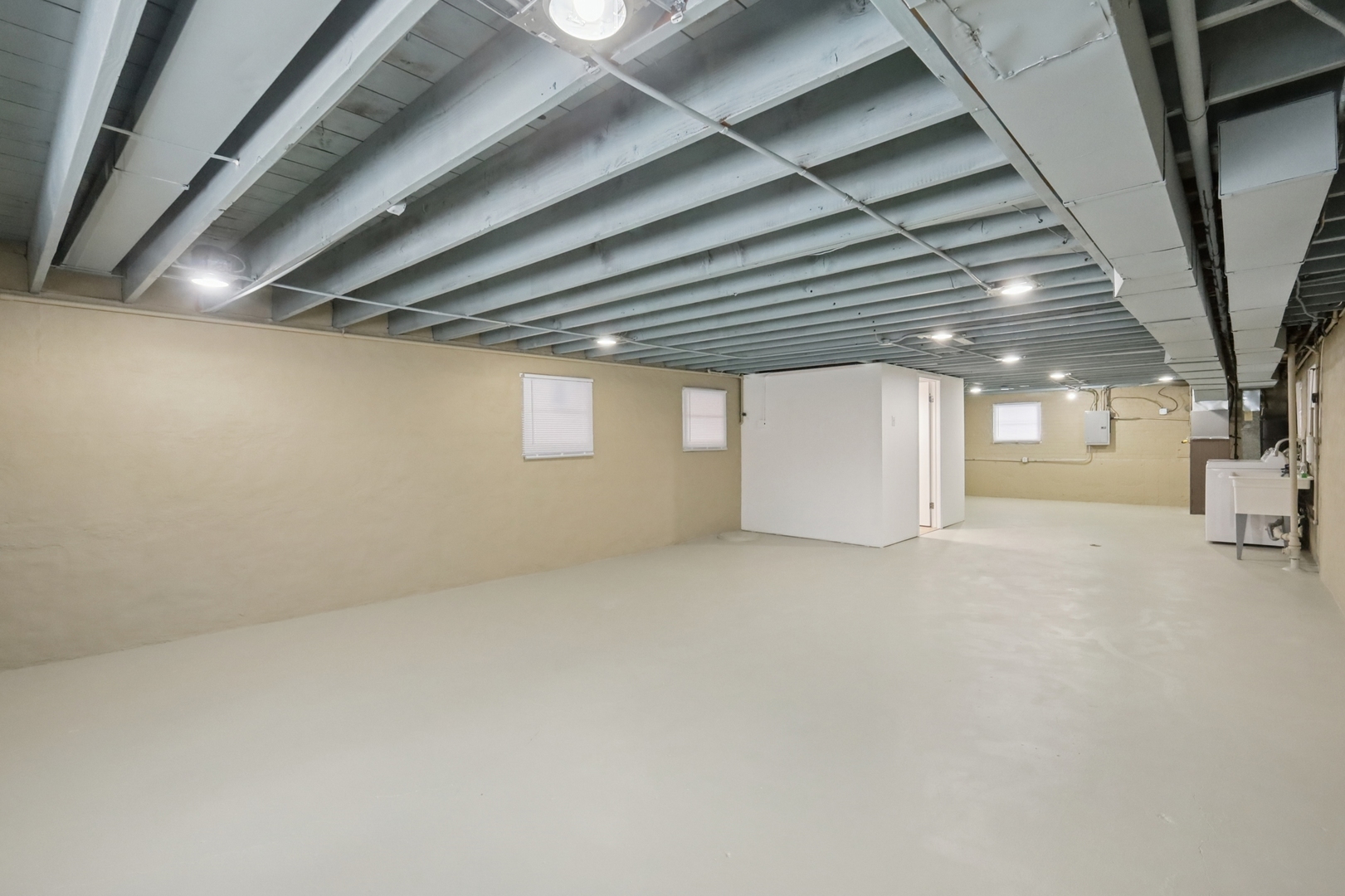 1711 West 43rd Street Chicago, IL 60609 - Photo 18 of 25 a view of an empty room