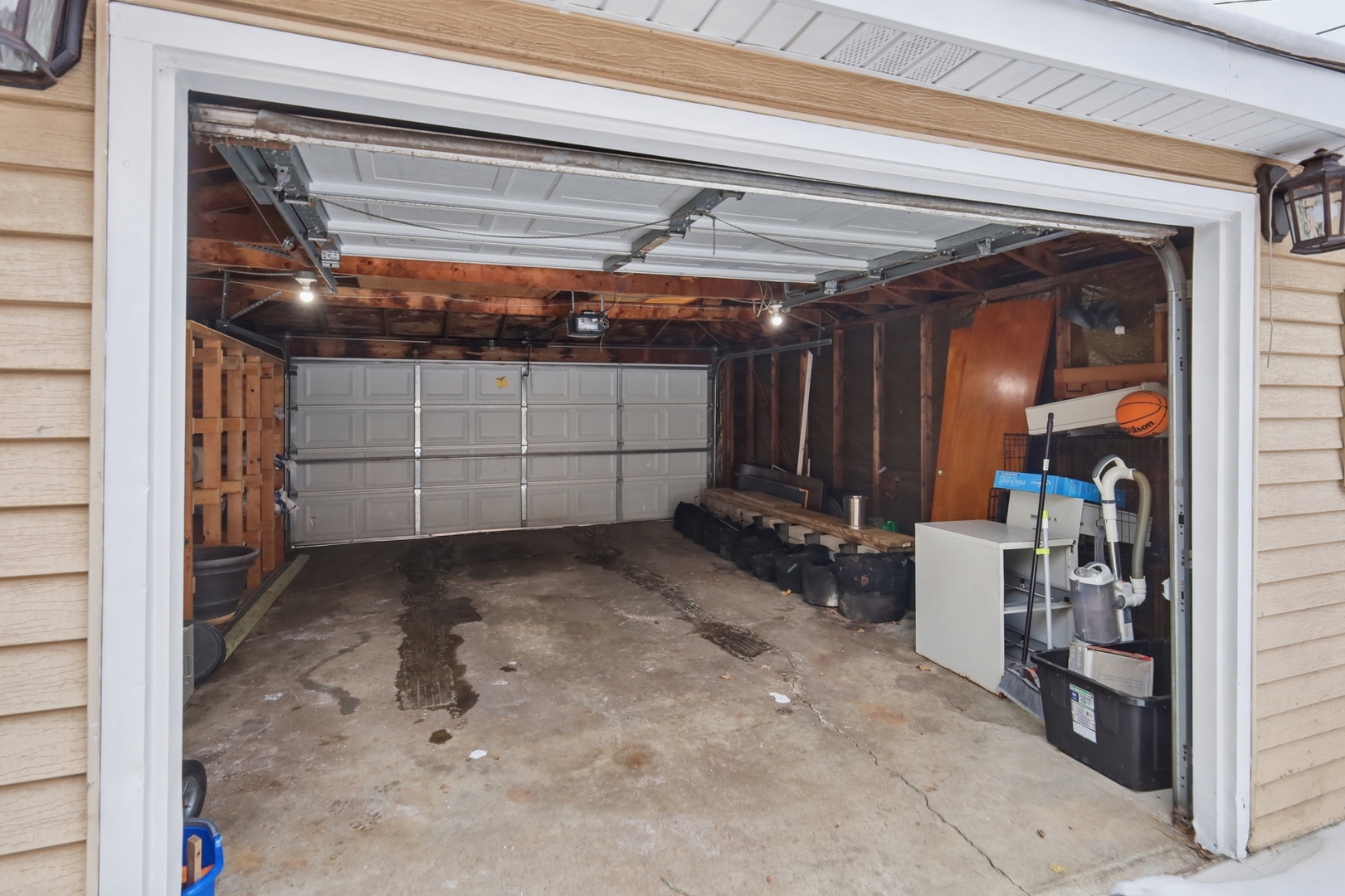 1711 West 43rd Street Chicago, IL 60609 - Photo 25 of 25 a view of a garage