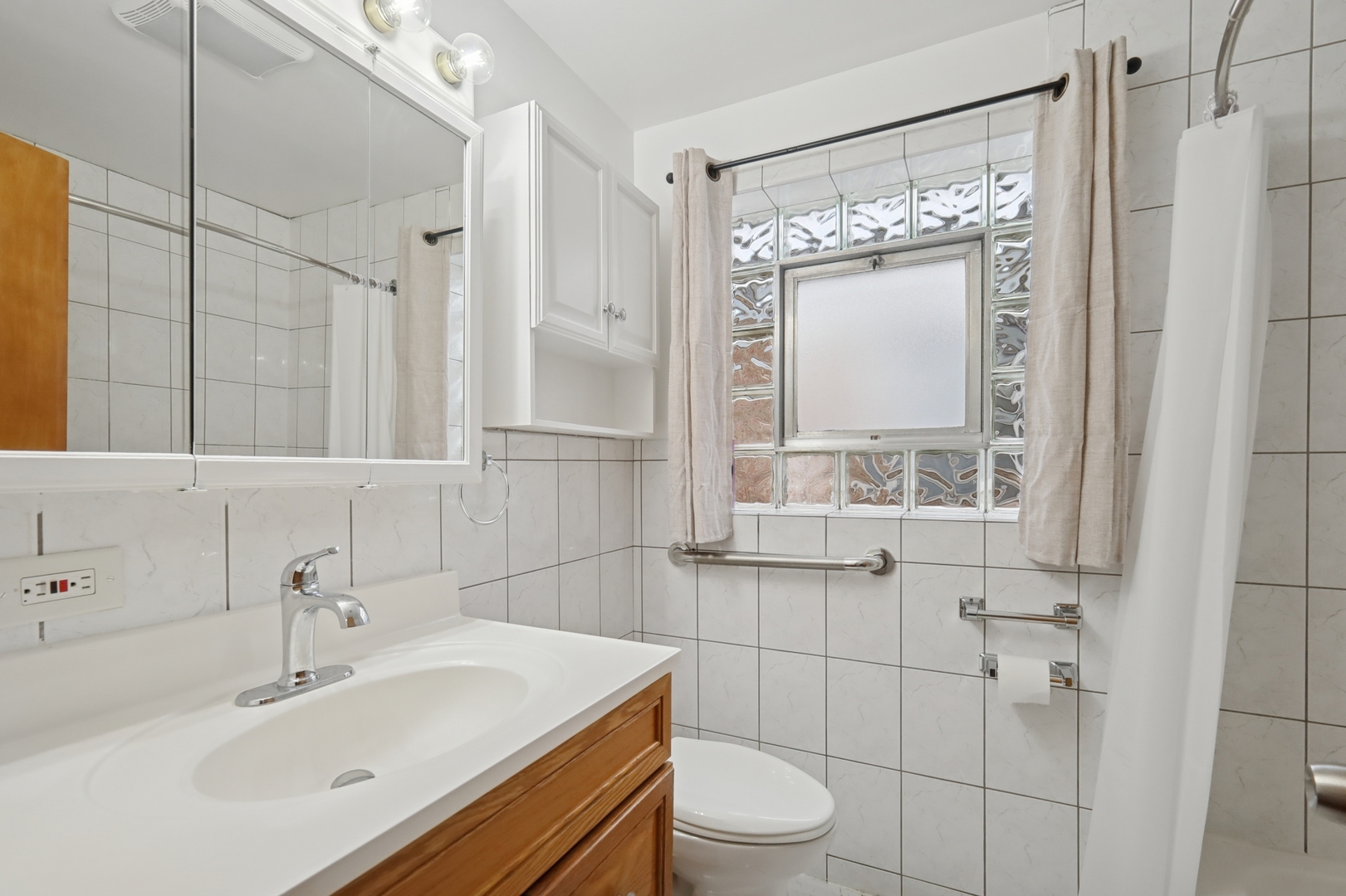 1711 West 43rd Street Chicago, IL 60609 - Photo 9 of 25 a bathroom with a sink toilet and shower