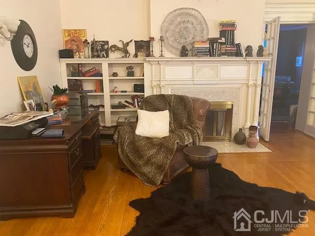 a view of a house with backyard and garden