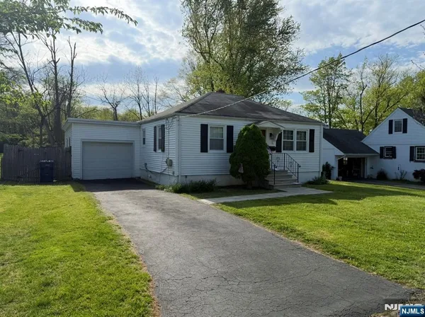 $3,000 | 10 Lake Drive, Mendham, NJ 07945