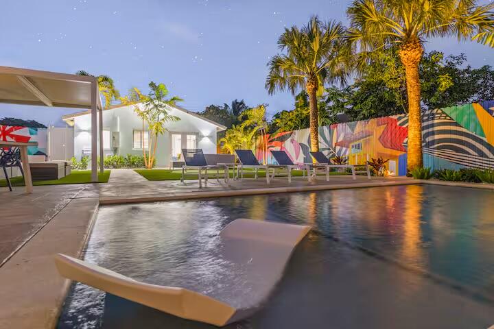 322 Northwest 4th Avenue Delray Beach, FL 33444 - Photo 37 of 37 Lounge in Pool