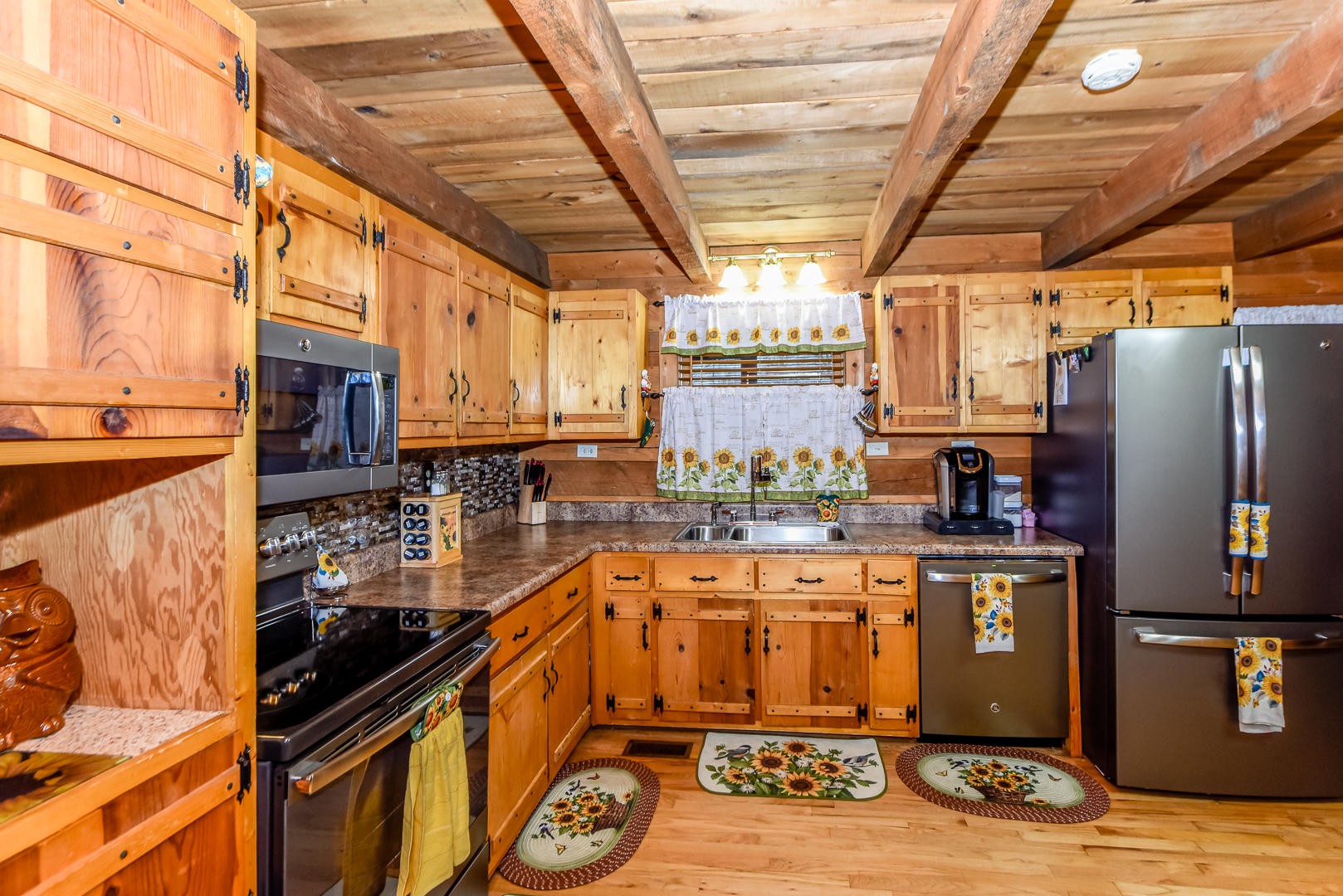 4433 Morganton Road Maryville, TN 37801 - Photo 13 of 40 a kitchen with lots of counter top space