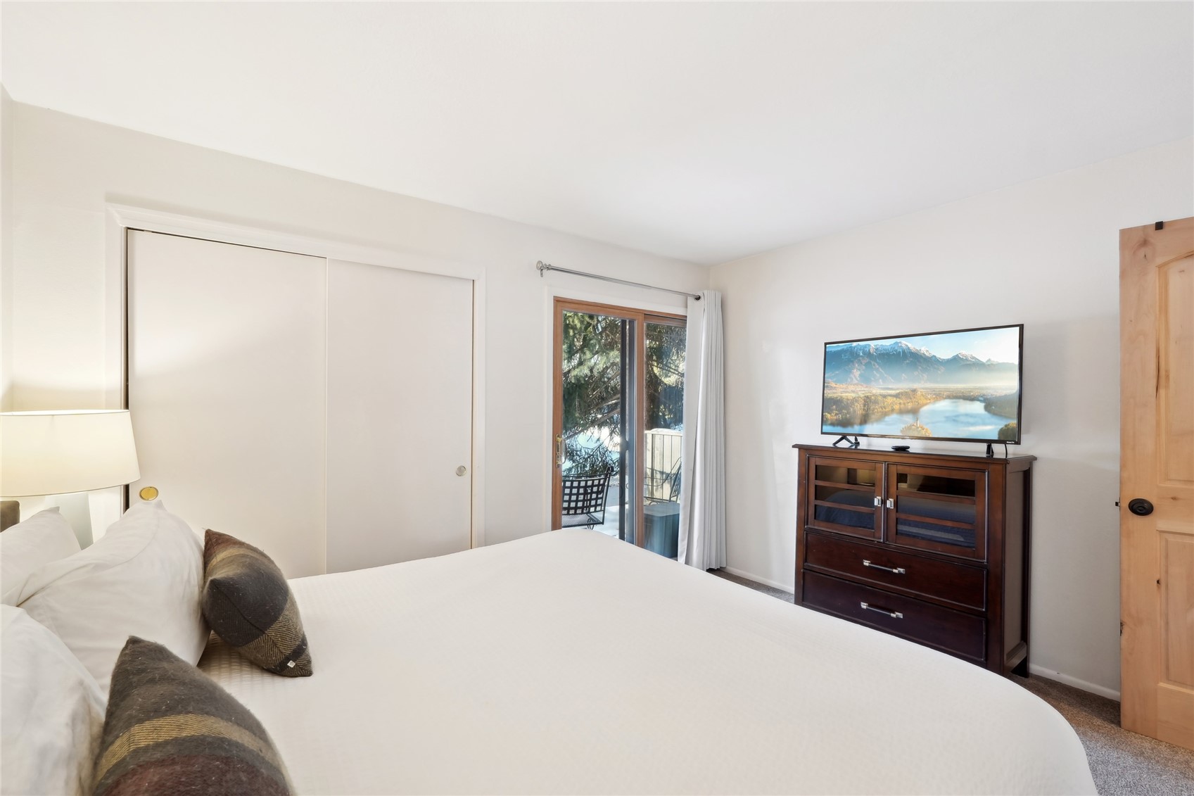 1937 Soda Ridge Road, Unit 1130 Dillon, CO 80435 - Photo 14 of 25 a bedroom with a bed and dresser