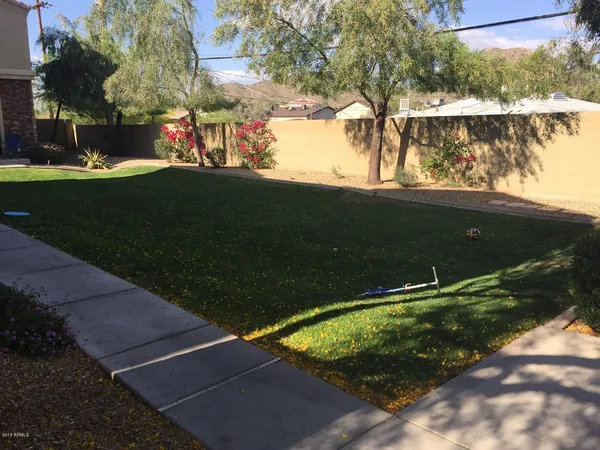 a view of a back yard of the house and green space