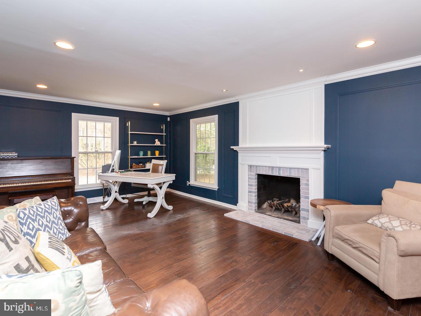 420 Littlebrook Road Berwyn, PA 19312 - Photo 2 of 36 LIVING ROOM FIREPLACE