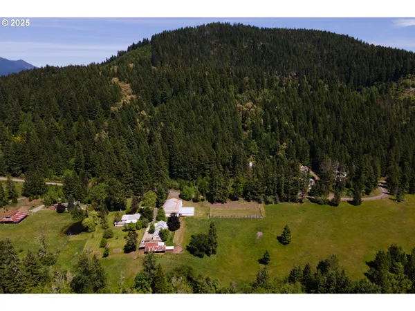 a view of an outdoor space