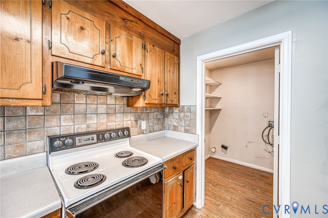 9301 Brocket Drive Midlothian, VA 23112 - Photo 15 of 27 a kitchen with a stove and a refrigerator