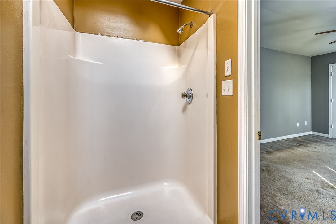 9301 Brocket Drive Midlothian, VA 23112 - Photo 21 of 27 a bathroom with a bathtub