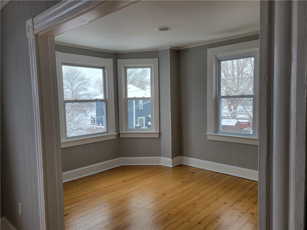 13 Livingston Place Middletown, RI 02842 - Photo 2 of 7