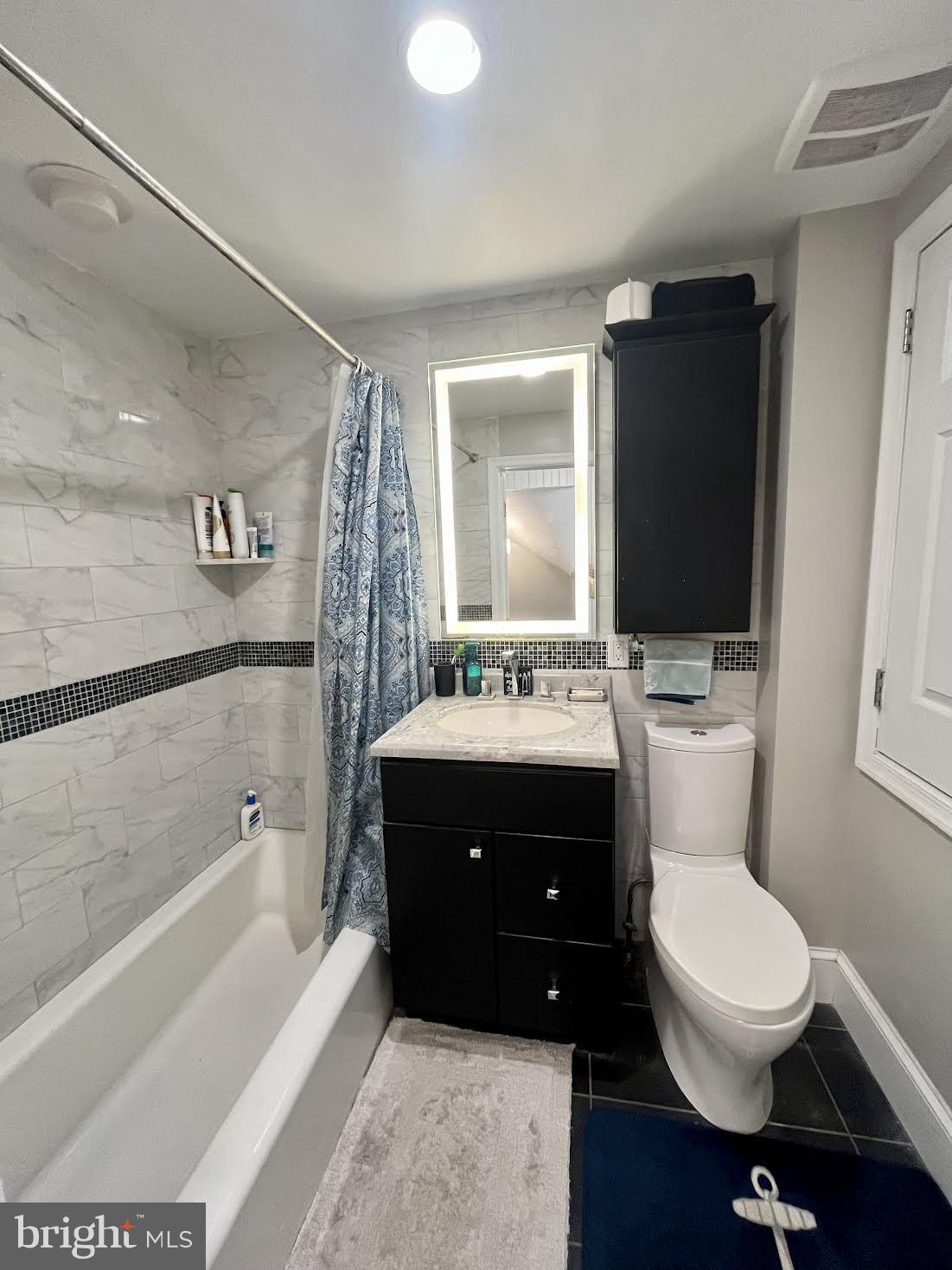 125 Maple Street Conshohocken, PA 19428 - Photo 21 of 32 a bathroom with a toilet a sink and bathtub