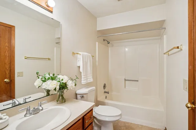 $319,900 | 317 Castle Oaks Crossing, Waunakee, WI 53597