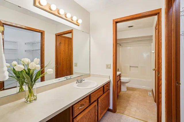 $319,900 | 317 Castle Oaks Crossing, Waunakee, WI 53597