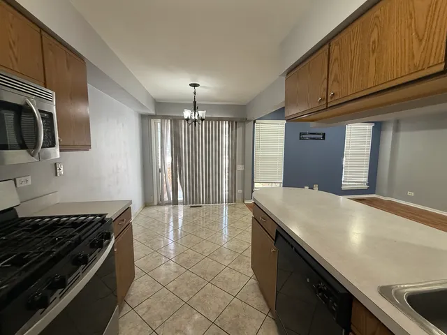 $2,100 | 210 Shadybrook Lane, Aurora, IL 60504