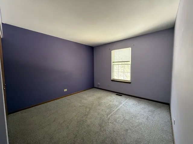 $2,100 | 210 Shadybrook Lane, Aurora, IL 60504